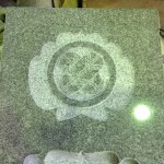 焼津工場にて、西運寺のお客様の水鉢に家紋【丸に違い鷹の羽】を彫りました【静岡県焼津市】