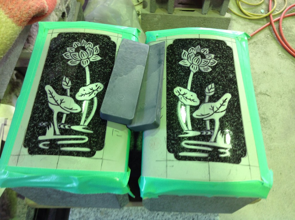 工場にて、花立てに蓮の絵を彫っています【静岡県焼津市】 | 佐野石材