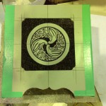 工場にて、蓮生寺のお客様の水鉢に「丸に三つ茗荷巴」の家紋を彫りました。【静岡県焼津市　工場】