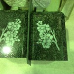 工場にて、釣月寺のお客様の花立に桜の花を彫りました。【静岡県焼津市　工場】