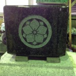 工場にて、藤枝霊園のお客様の水鉢に「丸に八重桔梗」の家紋を彫りました。【静岡県焼津市　工場】