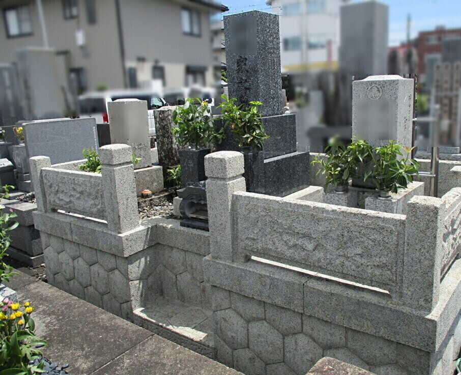 墓石整理 お墓のクリーニングで長年の汚れやくすみをキレイに 全体的に明るいお